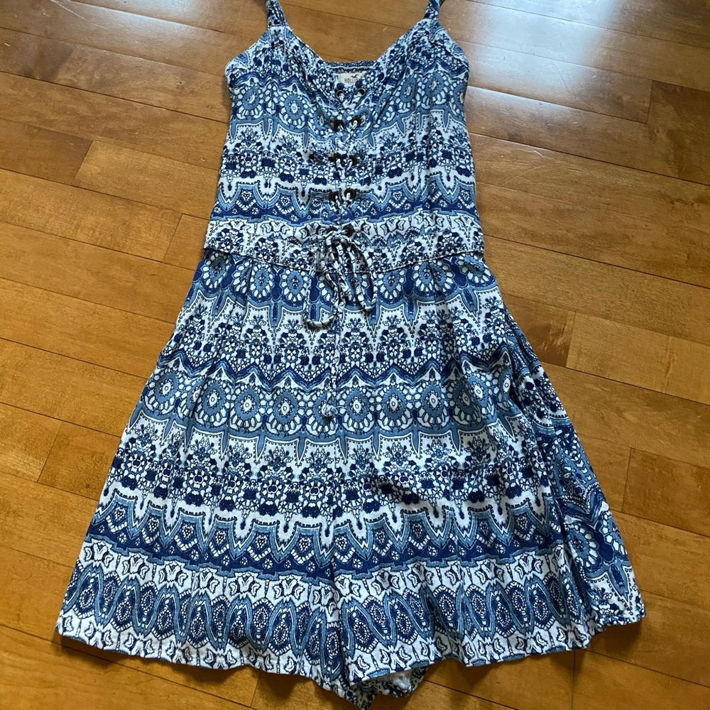 Hollister romper. Size small. Adjustable straps.